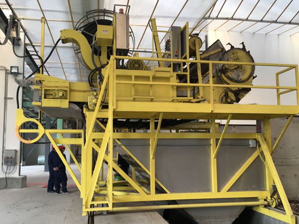 雞糞發(fā)酵翻拋機(jī)